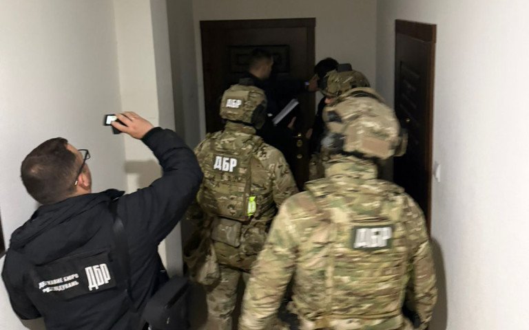 працівники ДБР у коридорі