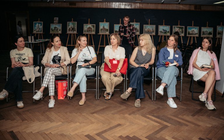 У Луцьку на книжковому клубі «Місто читає» обговорили роман Вікторії Шваб. жінки сидять
