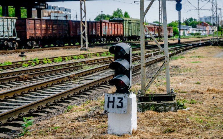 В «Укрзалізниці» повідомили, що затримується потяг, який курсує через Луцьк залізничні колії