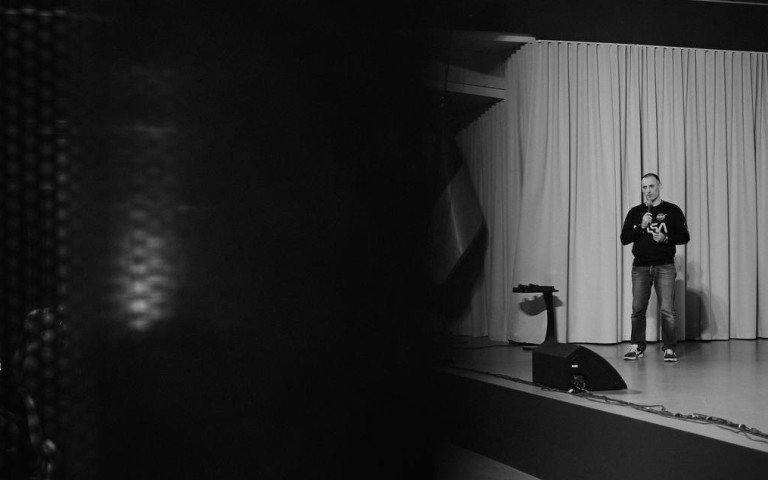 людина на сцені