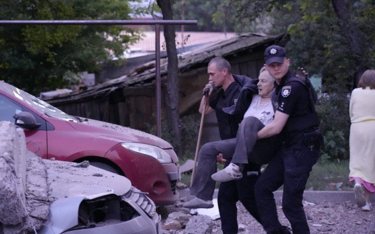 рятувальники виносять постраждалих
