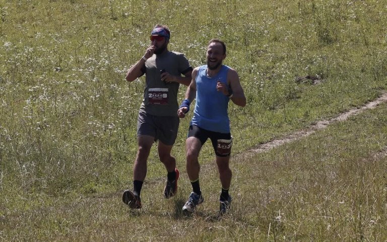 люди біжать