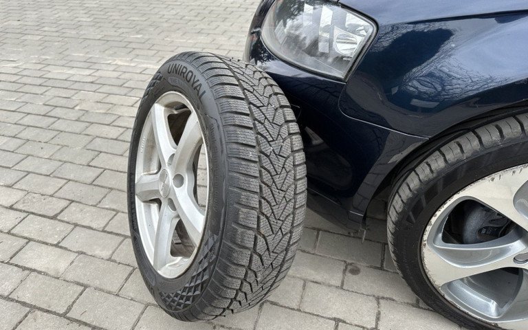 шина біля автомобіля