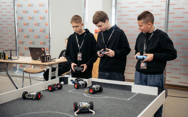 Учасники керують роботами під час футбольного матчу на Modern Robo Fest