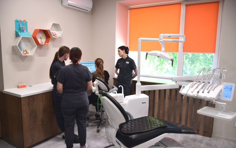 У луцькій стоматології організували безоплатні екскурсії для школярів та дошкільнят стоматологія