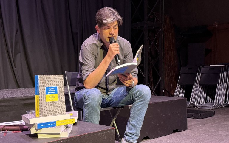 Ришард Купідура читає уривок з книги.