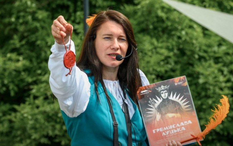 жінка з книгою