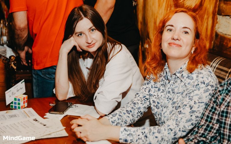 дівчата сидять за столиком