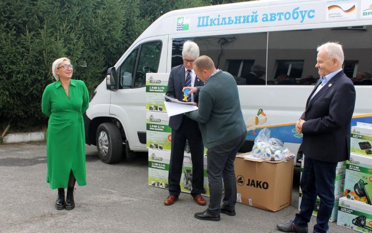 Німецька громада передала на Волинь автомобіль