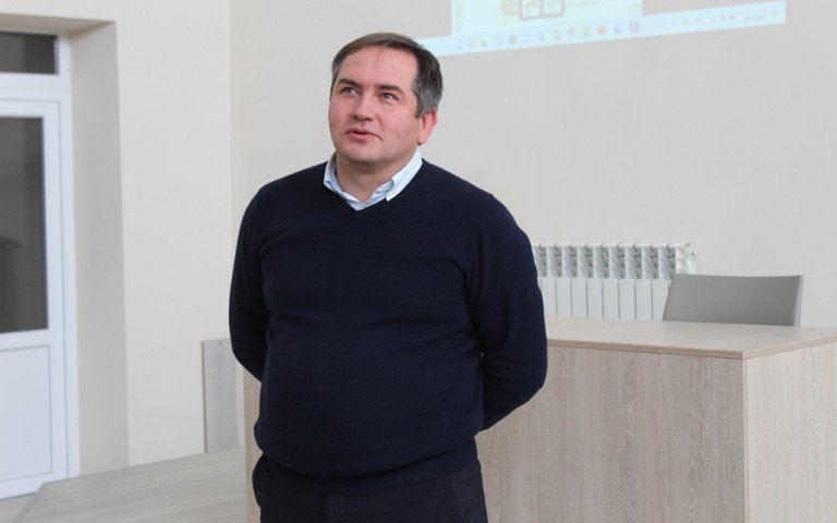 чоловік стоїть в аудиторії