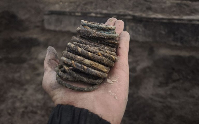 знайдені прикраси