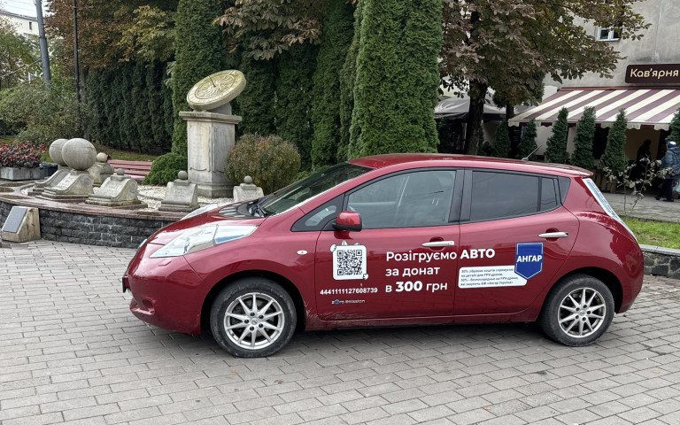 червоний автомобіль