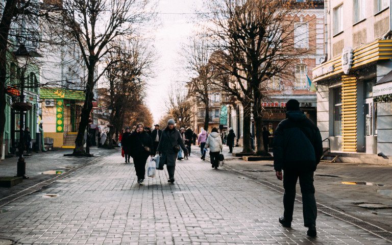 люди йдуть по вулиці