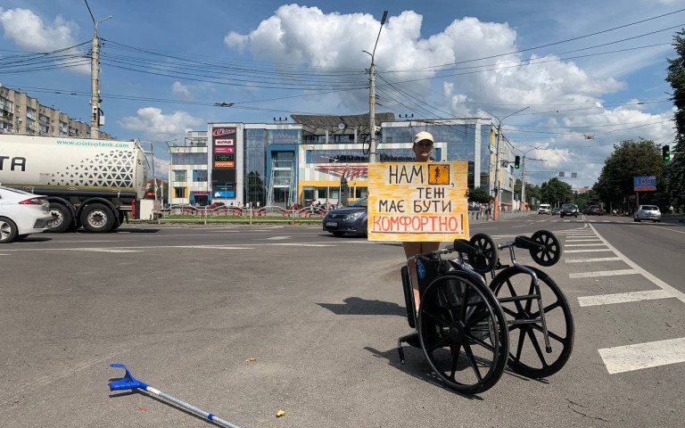 Військовий виходить на вулиці Луцька, щоб встановлювали пандуси