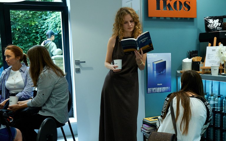 Дівчина читає книжку у магазині