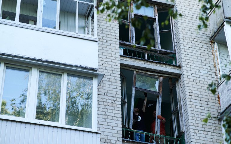 Після атаки росіян на Луцьк обстежили 121 будинок вибиті вікна у будинку