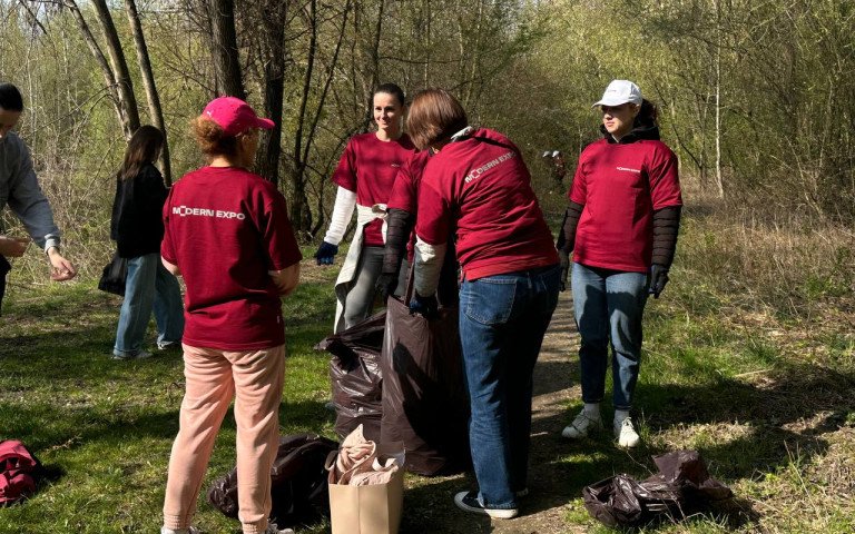 люди толока сміття