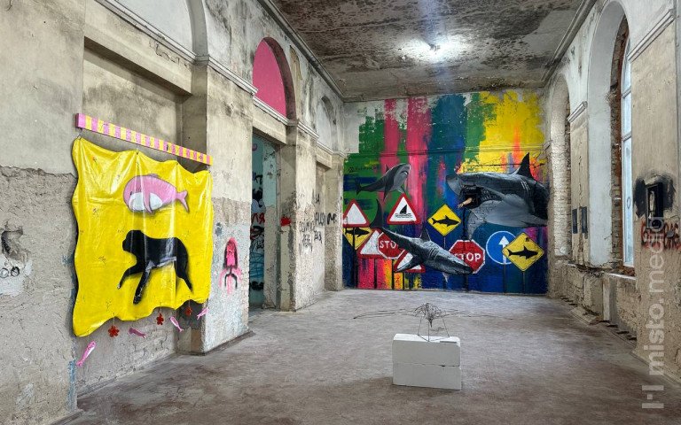 Виставка всередині «Будинку офіцерів».