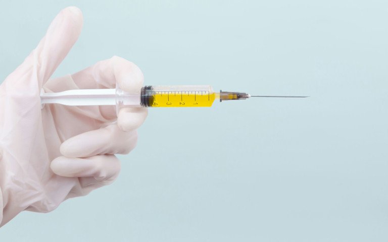 шприц в руці