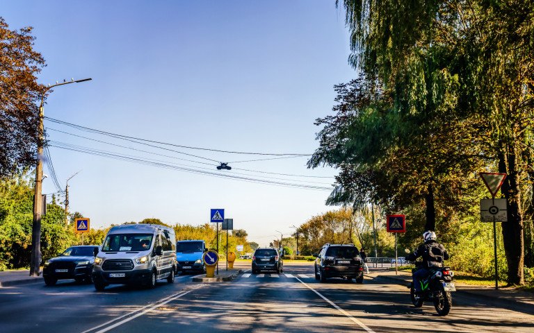 У Ковельській громаді обмежили рух транспорту вночі. автомобілі на дорозі