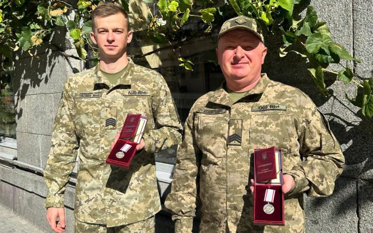 військовослужбовці з нагородами.