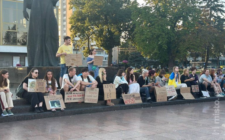 люди з картонками в руках