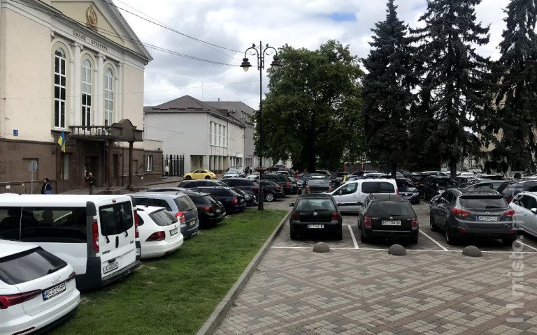 автомобілі на парковці