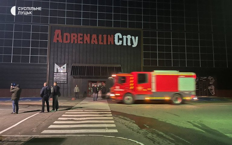 У Луцьку уламки російського дрона впали на дах «Адреналін Сіті», виникла пожежа