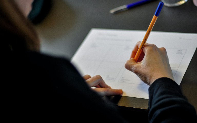 В Україні запустили «нульовий курс» для абітурієнтів. людина пише