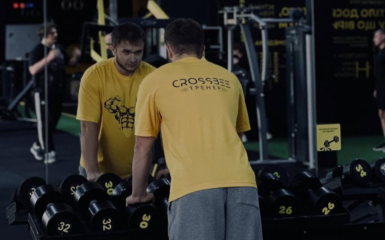 чоловік у спортзалі