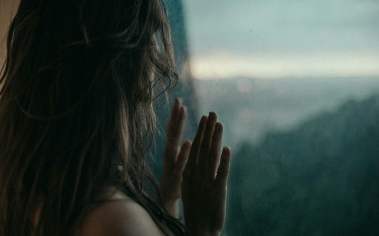 жінка біля вікна
