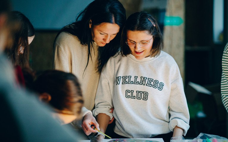 підліток з наставником малюють