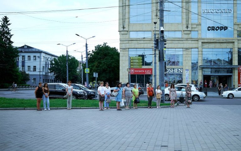 люди зупинились на хвилину мовчання