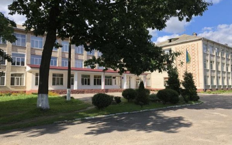 будівля за деревами.