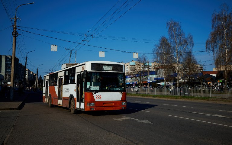У луцькому транспорті почали оголошувати, як правильно називати людей з інвалідністю тролейбус