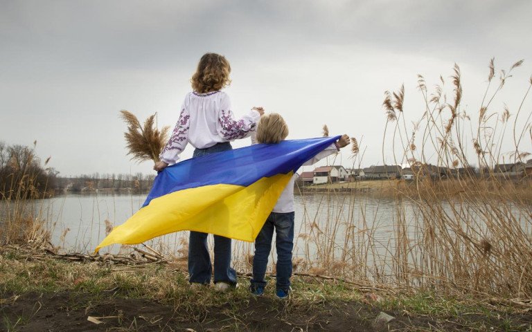 жінка й дитина з прапором України