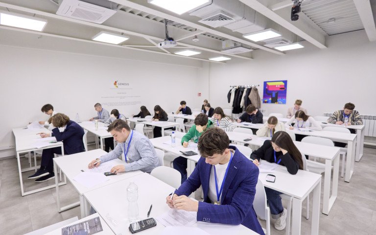 Луцьку молодь запросили на «Економічну олімпіаду». діти сидять в класі