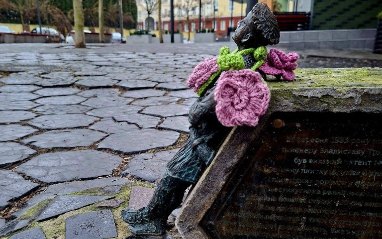 кликун скульптура квіти