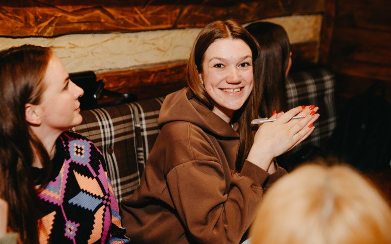 дівчина за столом