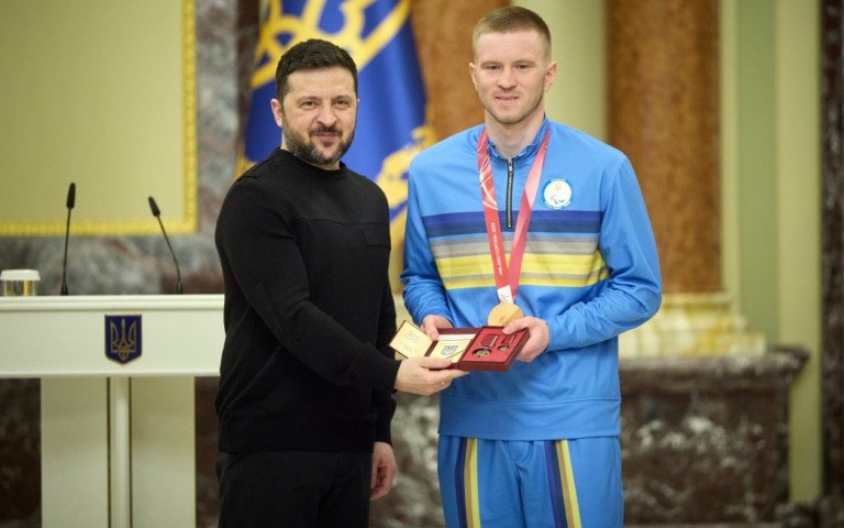 Дмитро Суярко під час вручення нагороди.