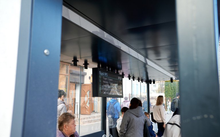 зупинка люди транспорт