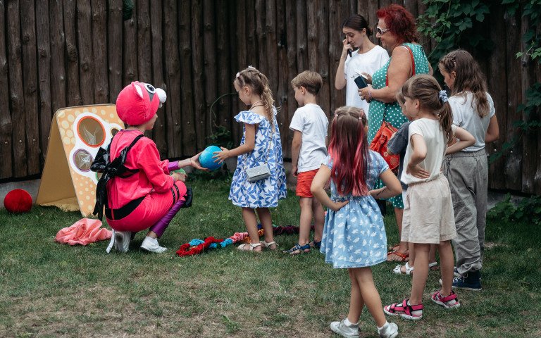 діти і аніматор