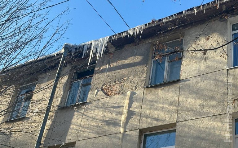 бурульки на даху будинку