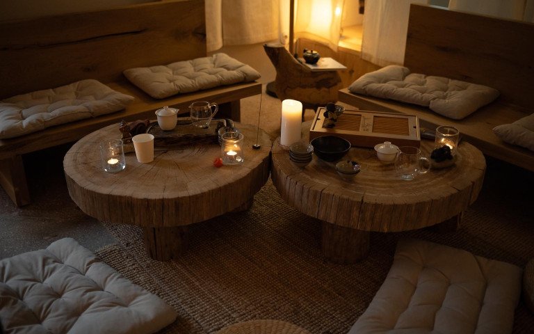 чашки стіл дивани