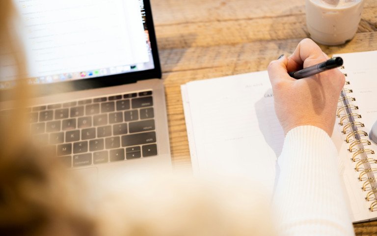 документи на столі