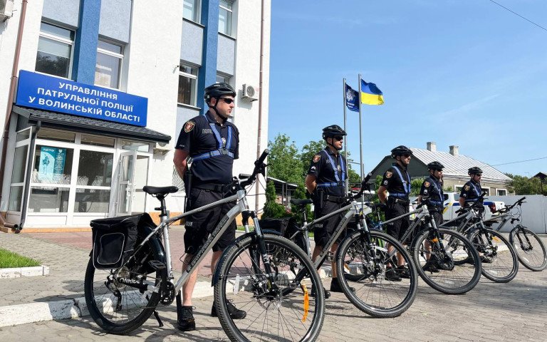поліцейські на велосипедах