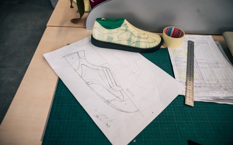 Взуття та ескіз на столі