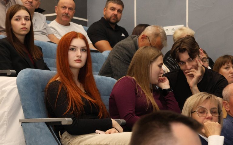 молодь в аудиторії
