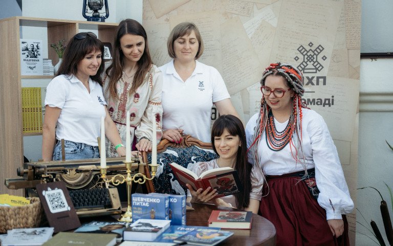 Стенд з книгами та учасниками фестивалю.