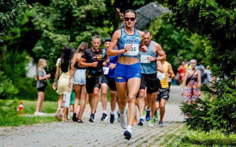 У Луцьку організували благодійний забіг пам’яті загиблого військового. люди біжать